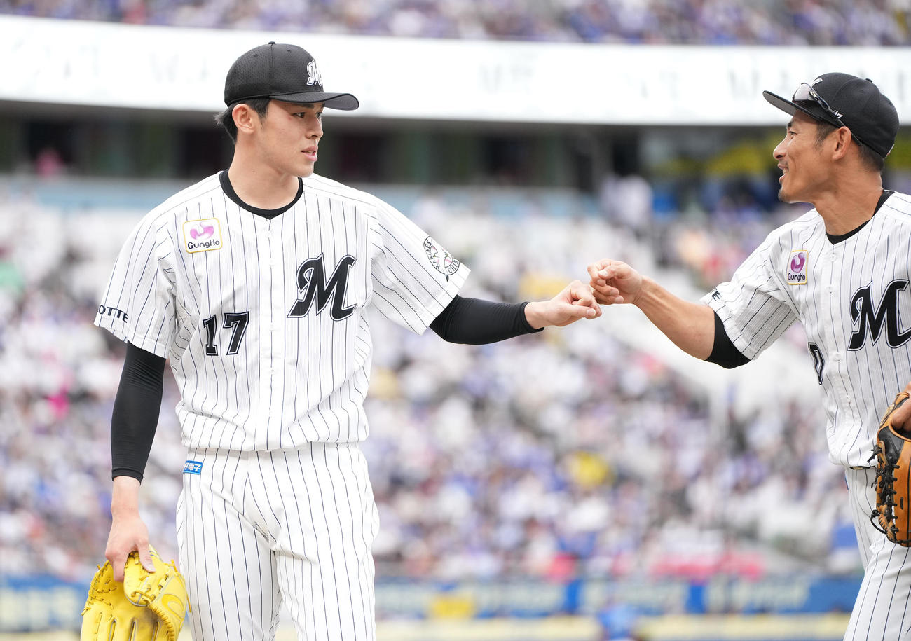ロッテ対DeNA 8回表を終え、荻野（右）とタッチを交わすロッテ佐々木朗（撮影・鈴木みどり）