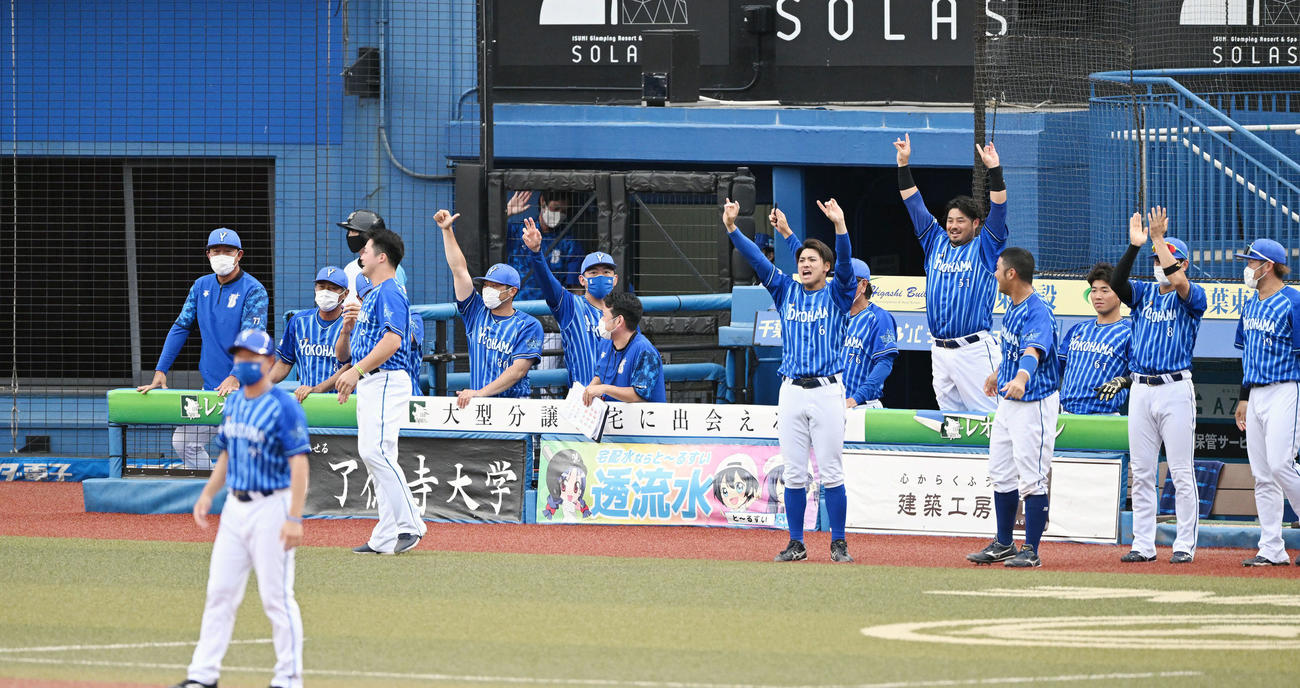 ロッテ対DeNA 11回表DeNA1死二塁、代打大和の適時二塁打に盛り上がるベンチ（撮影・滝沢徹郎）
