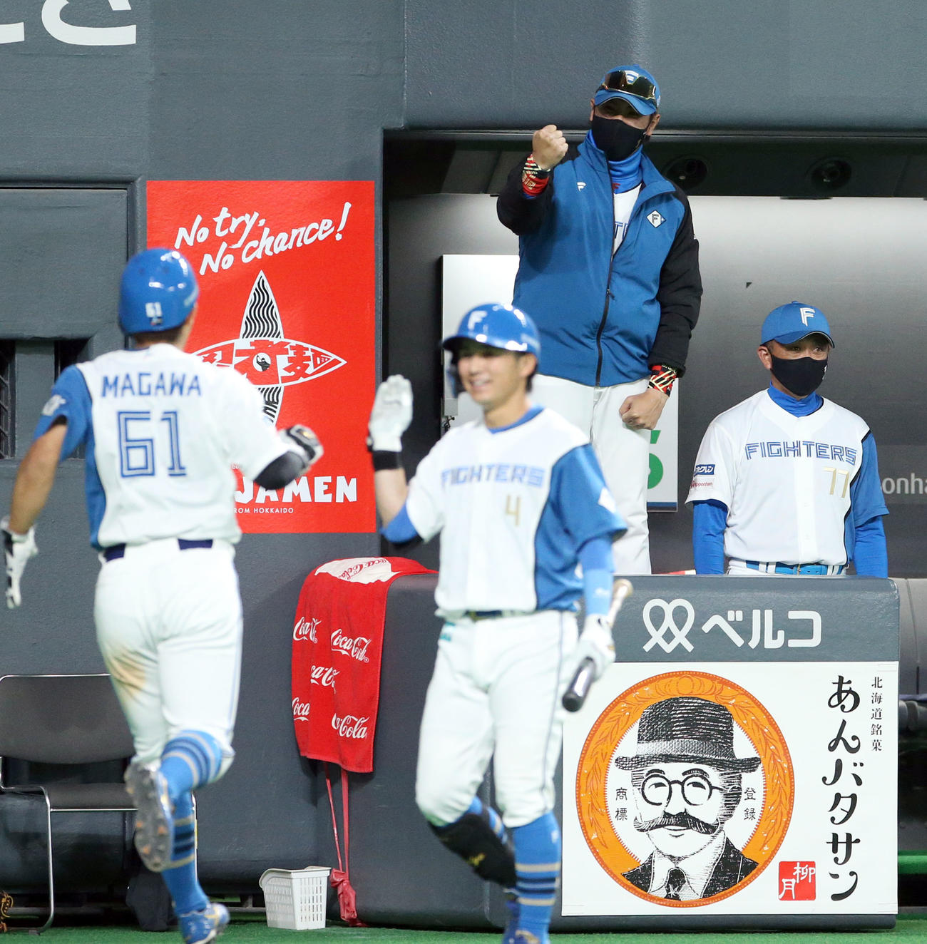 日本ハム対中日　5回裏日本ハム1死二、三塁、石川亮の2ランスクイズで生還した今川（左）をガッツポーズをしながら出迎える新庄監督（撮影・佐藤翔太）