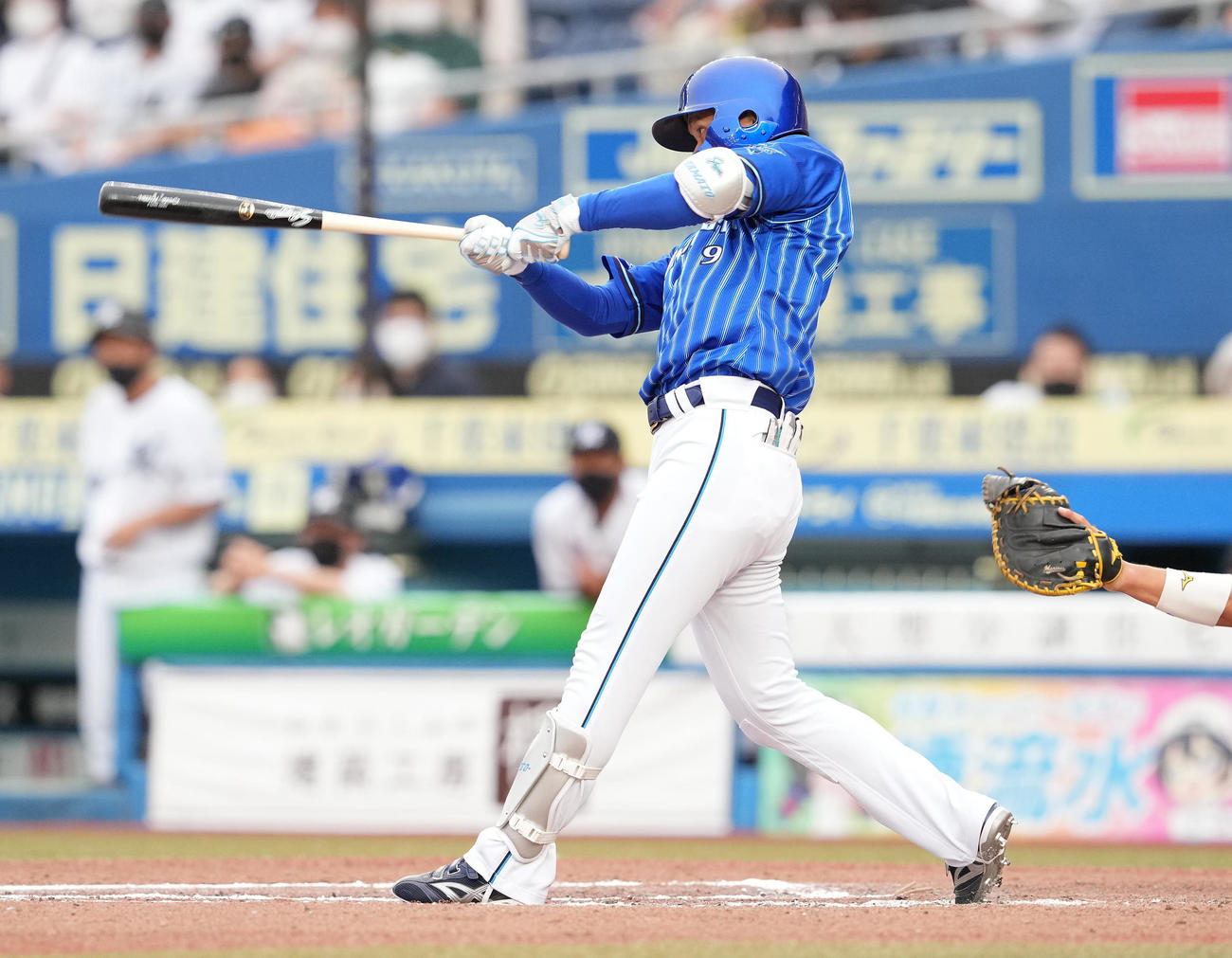 ロッテ対DeNA 11回表DeNA1死二塁、中適時二塁打を放つ代打大和（撮影・鈴木みどり）