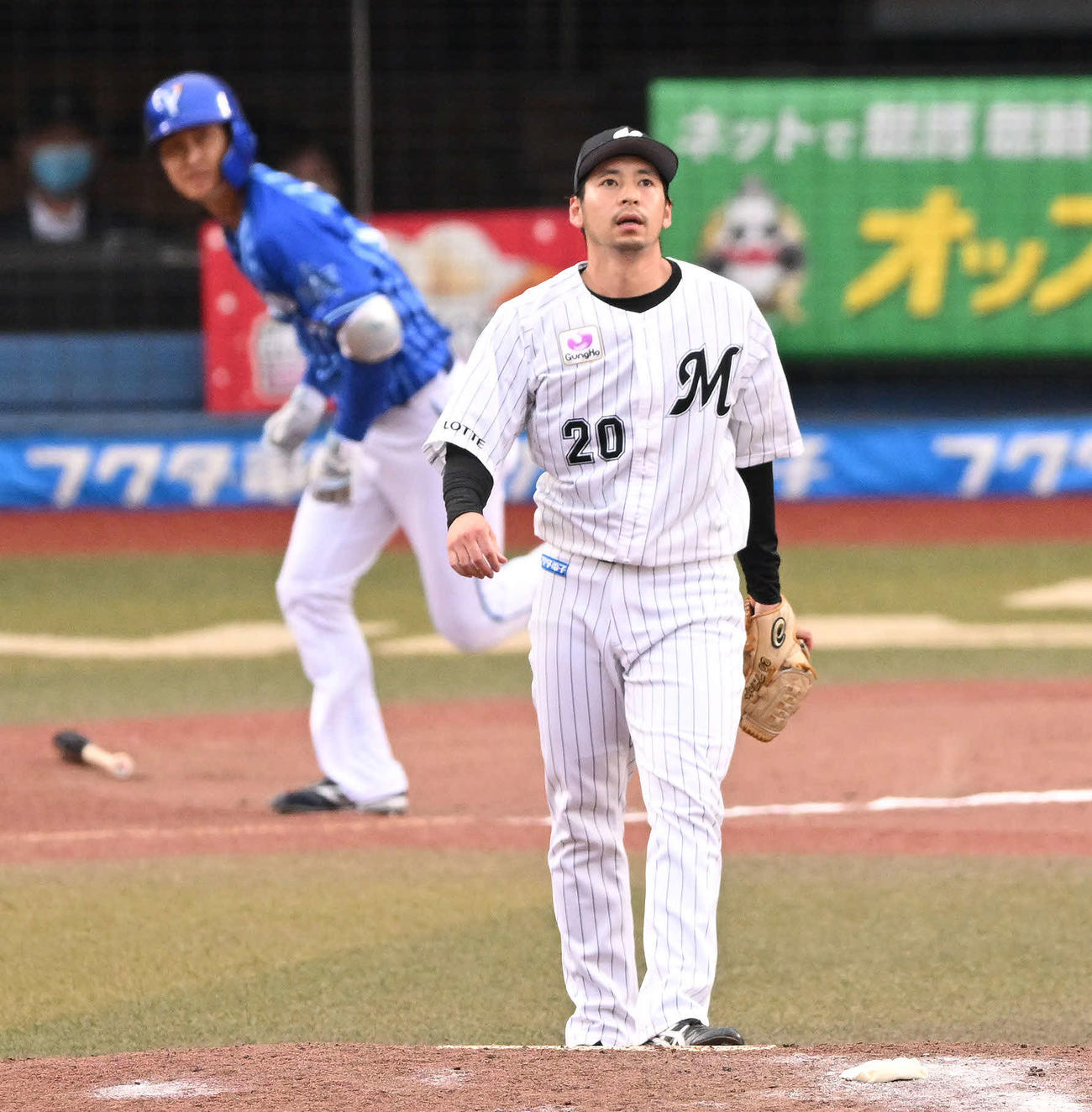 ロッテ対DeNA 11回表DeNA1死二塁、代打大和（奥）に適時二塁打を浴びる東條（撮影・滝沢徹郎）