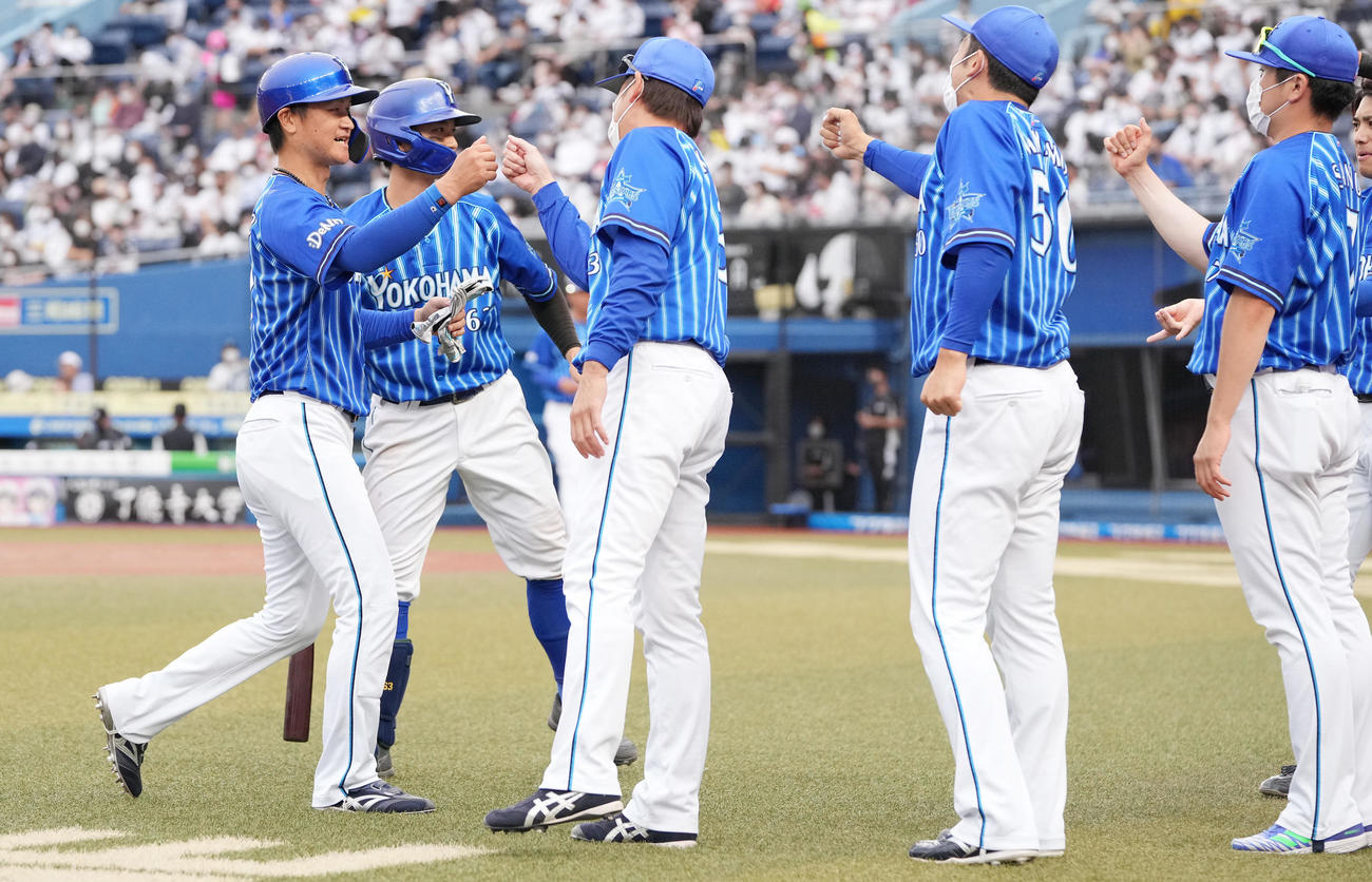 ロッテ対DeNA 11回表に中適時二塁打を放った代打大和（左）は笑顔でベンチへ戻る（撮影・鈴木みどり）