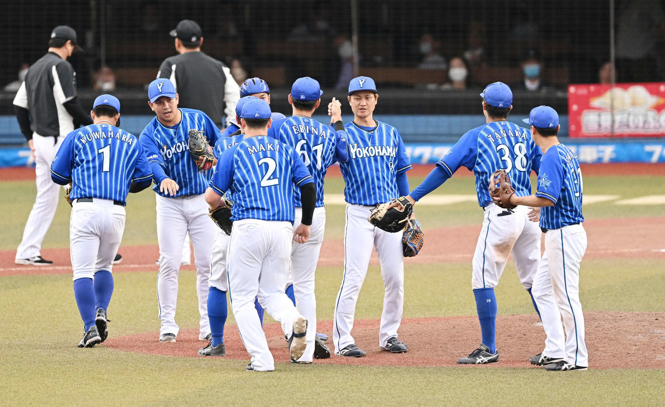 ロッテ対DeNA　試合に勝利しタッチをかわすDeNA大和（右から3人目）らナイン（撮影・滝沢徹郎）