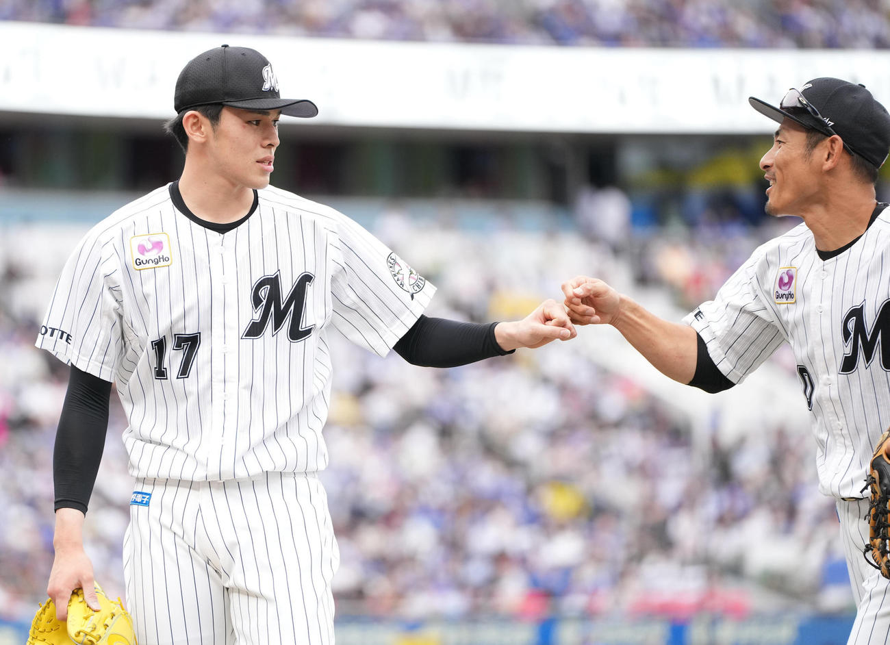 ロッテ対DeNA 8回表を終え、荻野（右）とタッチを交わすロッテ佐々木朗（撮影・鈴木みどり）
