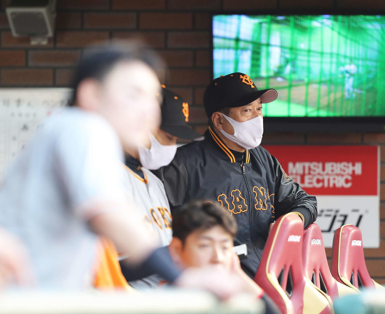 楽天対巨人　8回表、険しい表情で戦況を見守る原監督（撮影・河田真司）