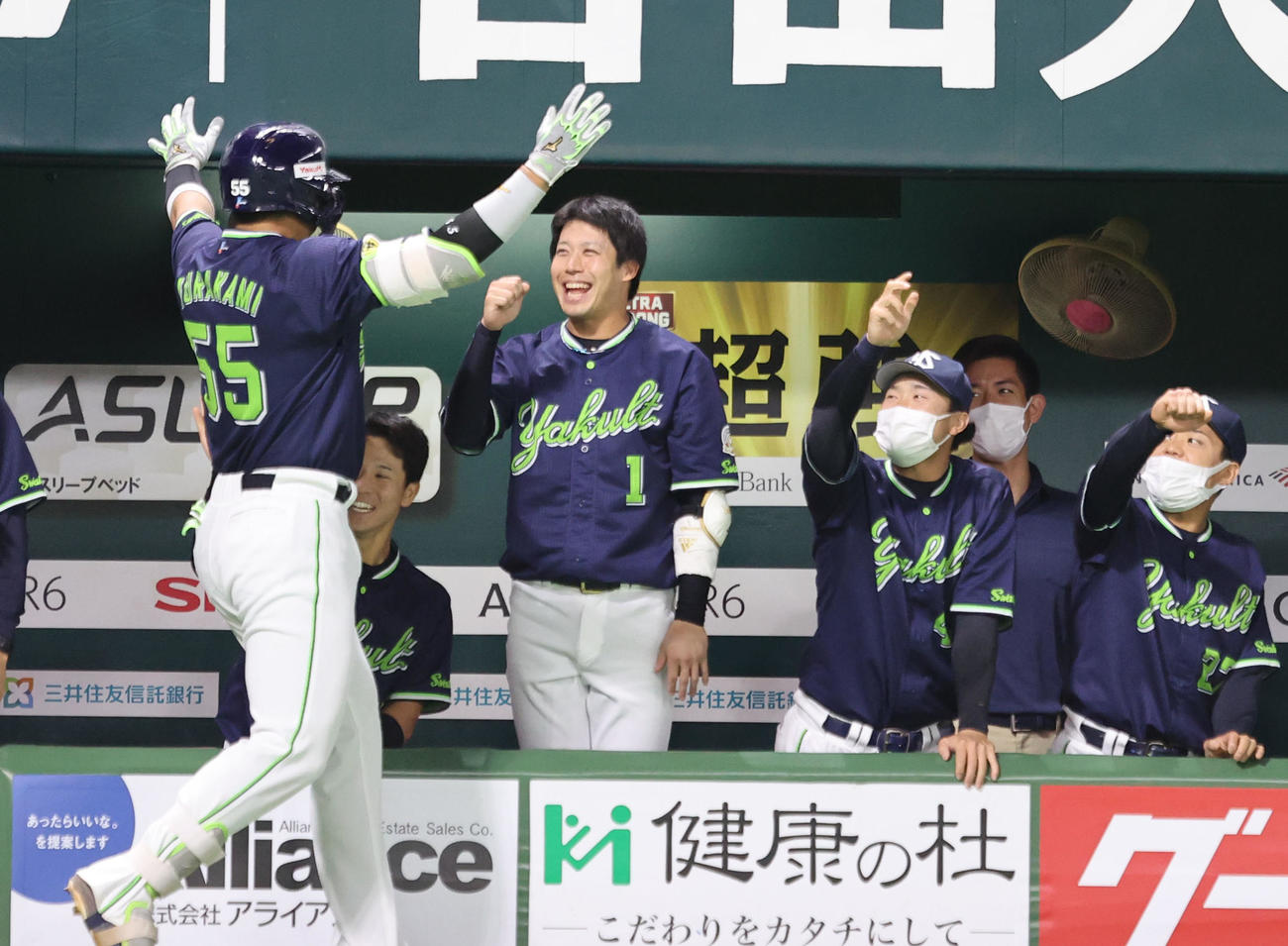 ソフトバンク対ヤクルト　6回表ヤクルト2死満塁、村上宗隆は右越えに逆転となる満塁本塁打を放つ、ベンチの山田哲人は笑顔（撮影・梅根麻紀）