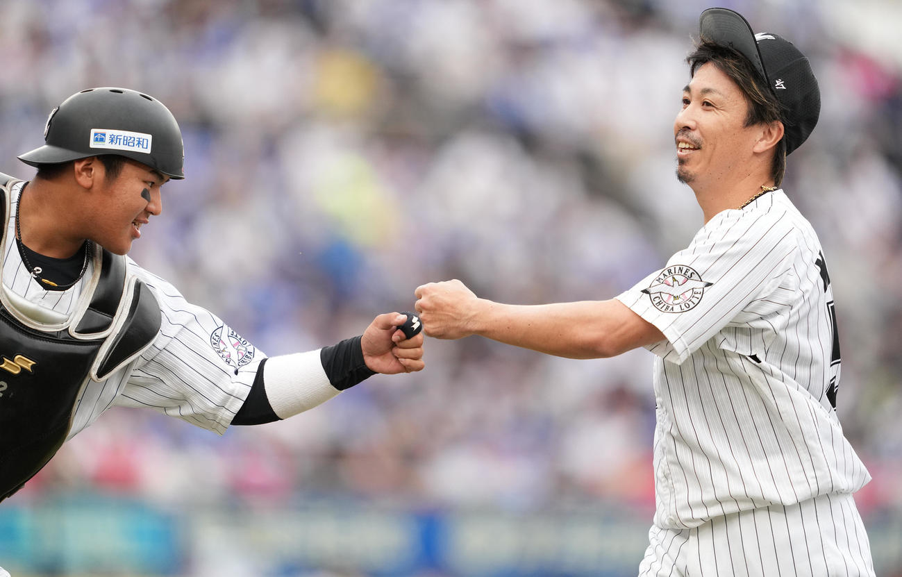 ロッテ対DeNA 9回表を無失点に抑え、松川（左）とタッチを交わすロッテ益田（撮影・鈴木みどり）