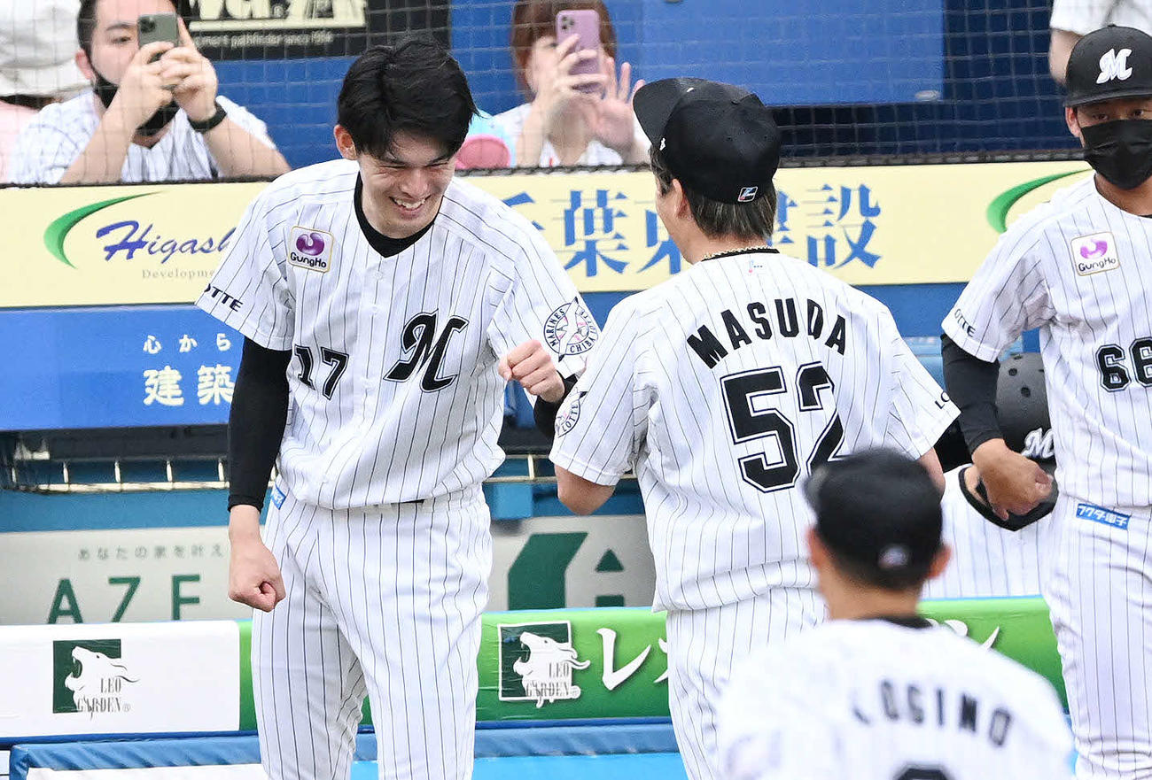 ロッテ対DeNA 9回表を抑えたロッテ2番手の益田（左から2人目）を笑顔で迎える佐々木朗（撮影・滝沢徹郎）