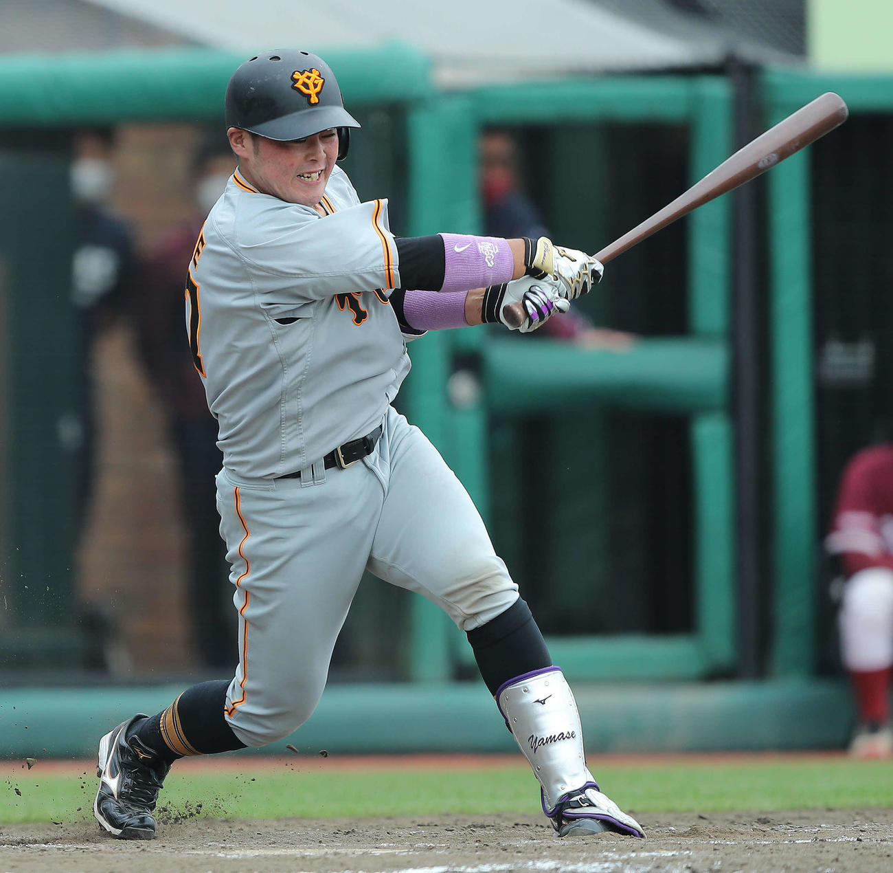 楽天対巨人　5回表巨人1死、左翼線に二塁打を放つ山瀬（撮影・河田真司）