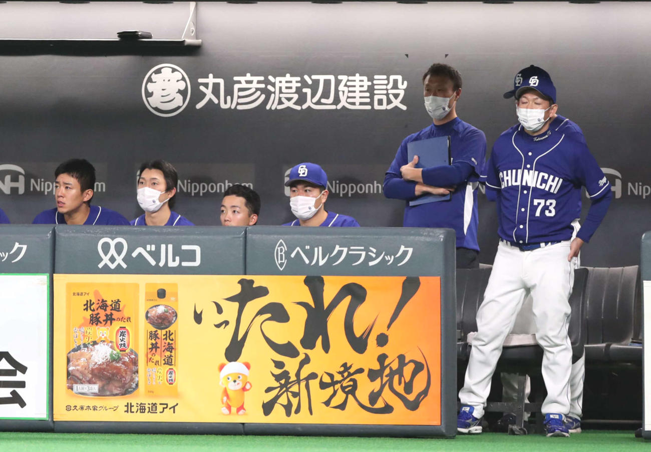 ベンチで渋い表情の立浪監督（右）（撮影・黒川智章）