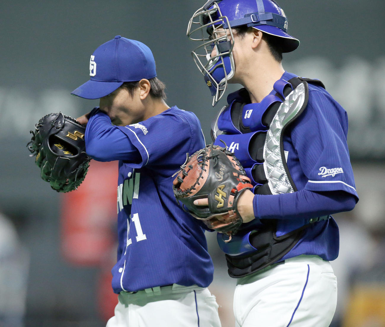 先制を許し汗を拭いながらベンチに戻る中日岡田俊哉（左）（撮影・佐藤翔太）