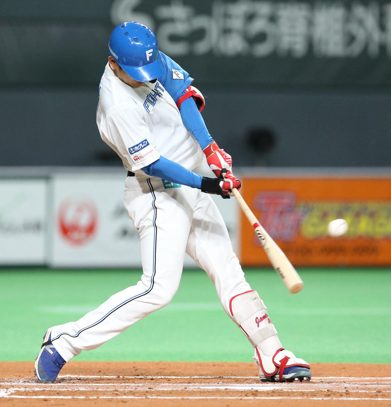 日本ハム対中日　1回裏日本ハム1死二塁、野村は適時二塁打を放つ（撮影・佐藤翔太）