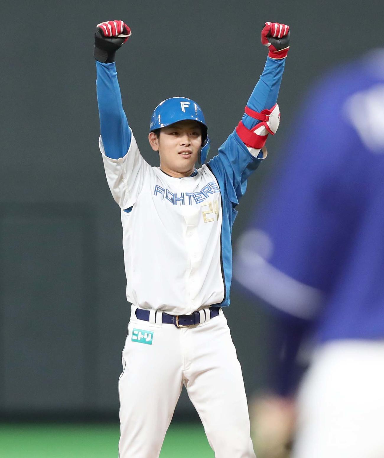 日本ハム対中日　1回裏日本ハム1死二塁、中前適時二塁打を放ちガッツポーズの野村（撮影・黒川智章）