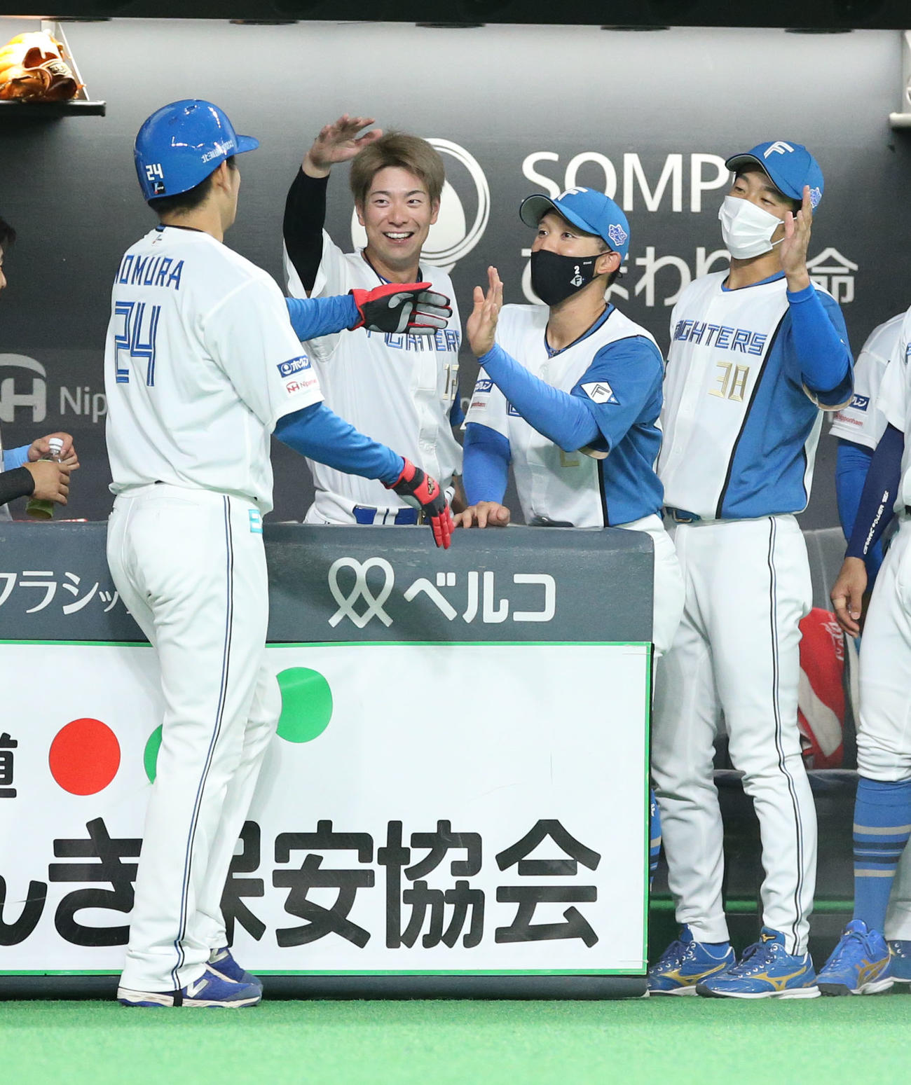 日本ハム対中日　1回裏日本ハム1死三塁、野村（左手前）を出迎える松本剛（撮影・佐藤翔太）