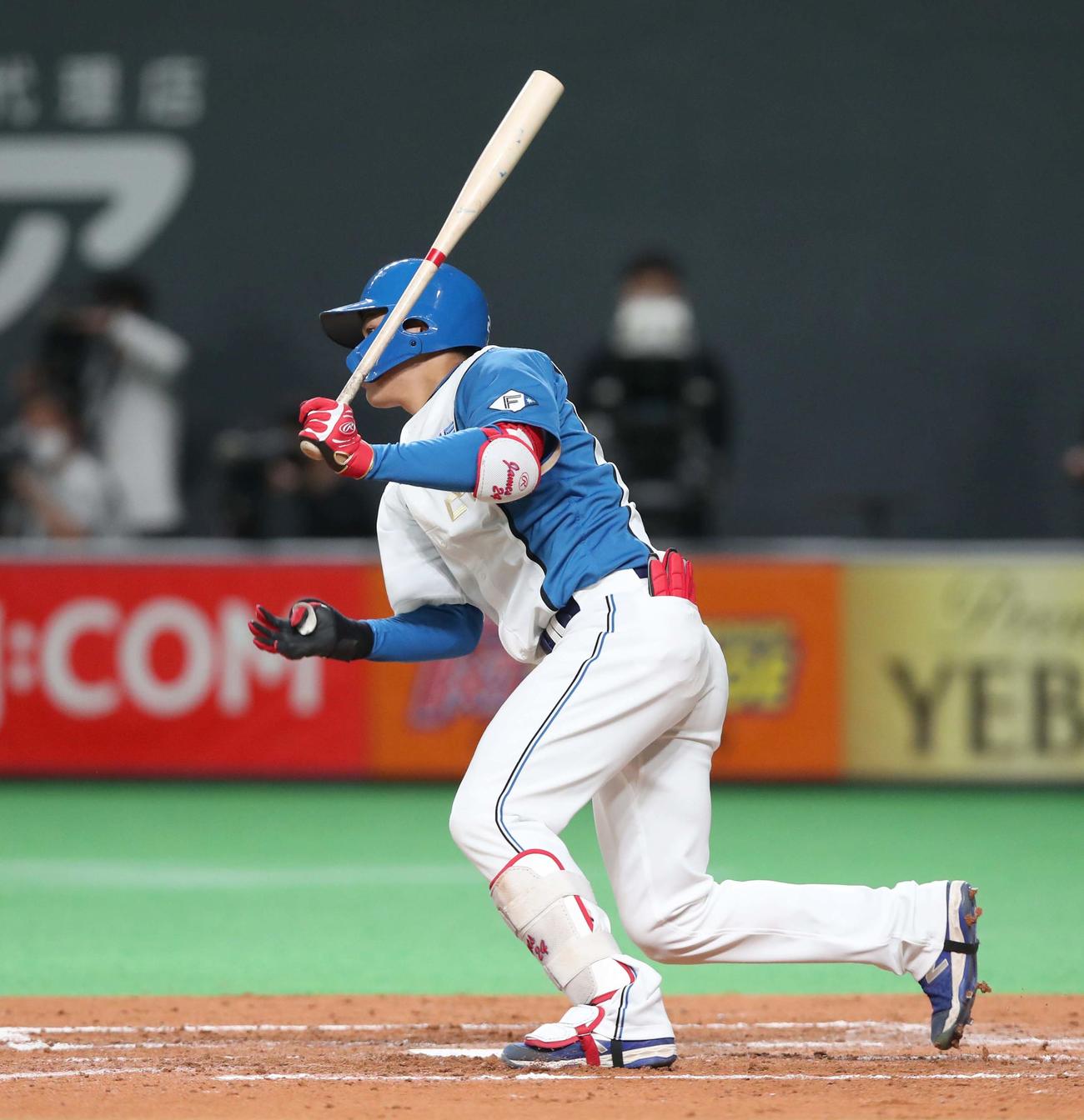 日本ハム対中日　3回裏日本ハム2死二塁、遊前内野安打を放つ野村（撮影・黒川智章）