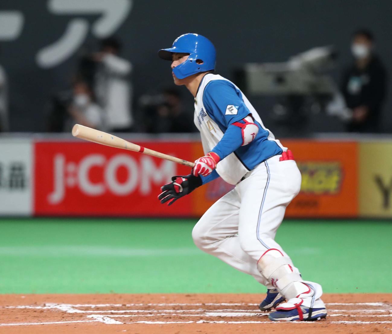 日本ハム対中日　7回裏日本ハム無死一塁、左翼線に二塁打を放つ野村（撮影・黒川智章）