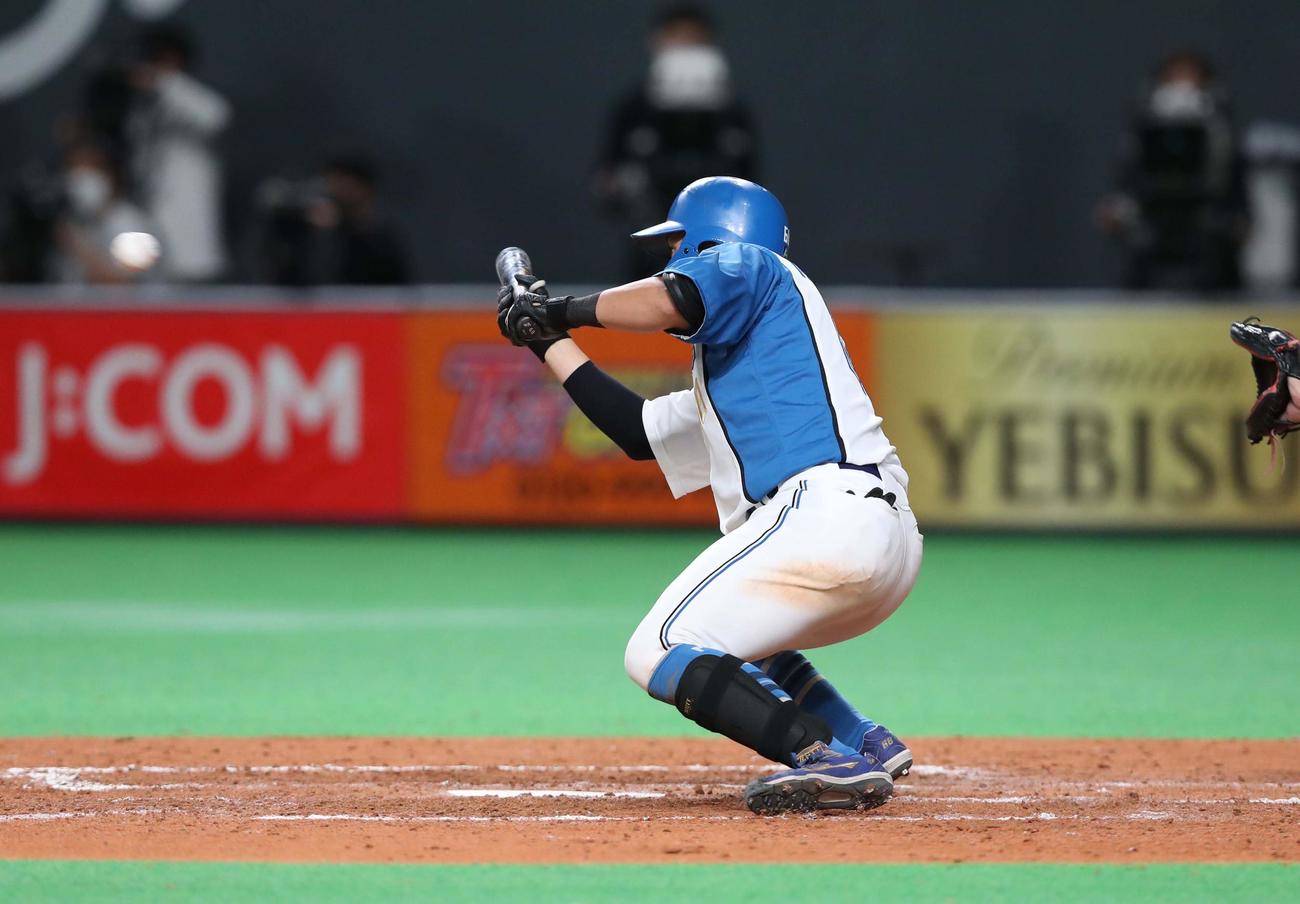 日本ハム対中日　5回裏日本ハム1死二、三塁、ダブルスクイズを決める石川亮（撮影・黒川智章）