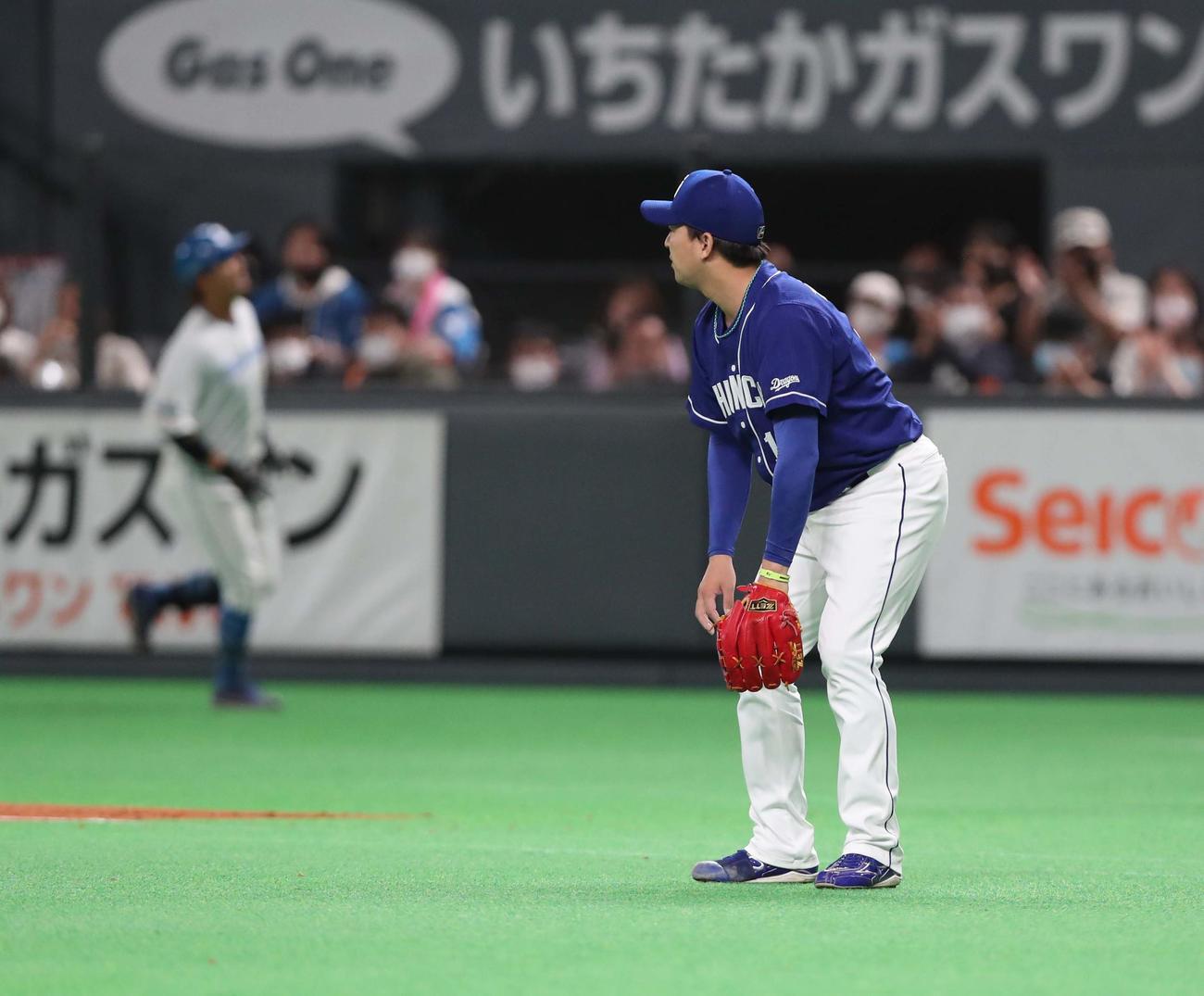 日本ハム対中日　5回裏日本ハム1死二、三塁、石川亮にダブルスクイズを決められる肩を落とす田島（撮影・黒川智章）