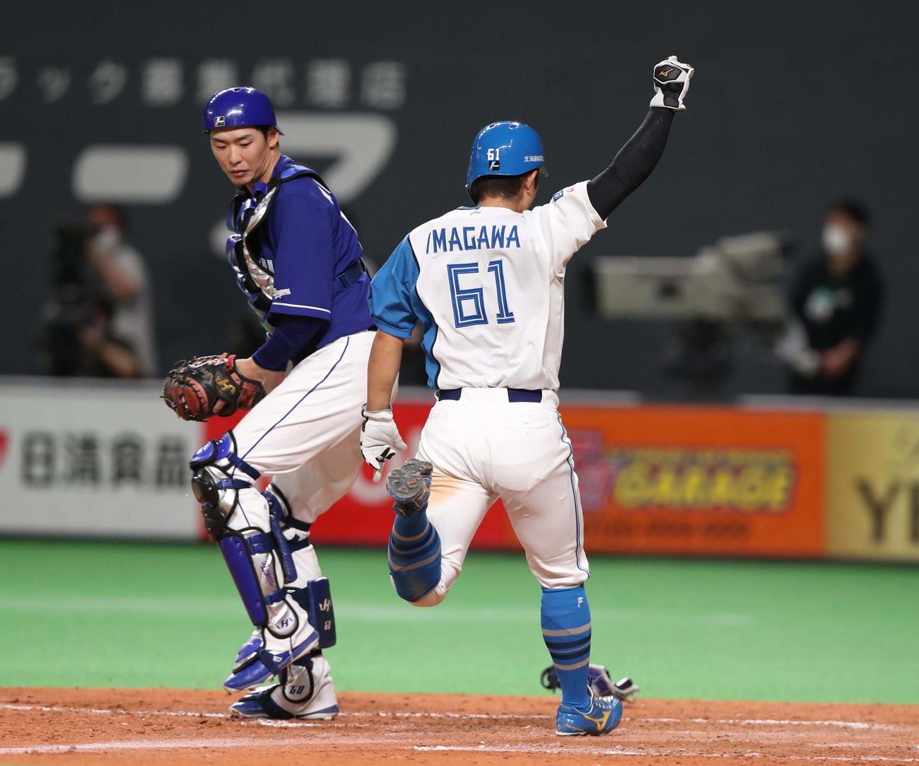 日本ハム対中日　5回裏日本ハム1死二、三塁、石川亮のスクイズで三走に続いて生還する二走今川（右）（撮影・黒川智章）
