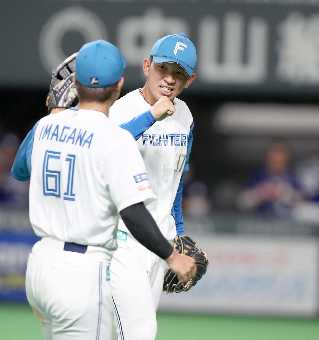 日本ハム対中日　7回にプロ初登板した柿木は無失点に抑え今川とタッチする（撮影・黒川智章）