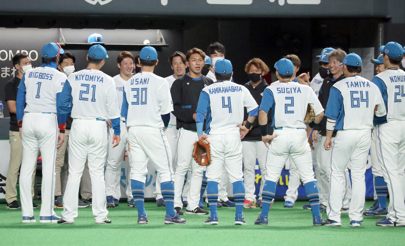 日本ハム対中日　試合終了後、勝利の円陣で一本締めを務める日本ハム柿木（中央）（撮影・佐藤翔太）