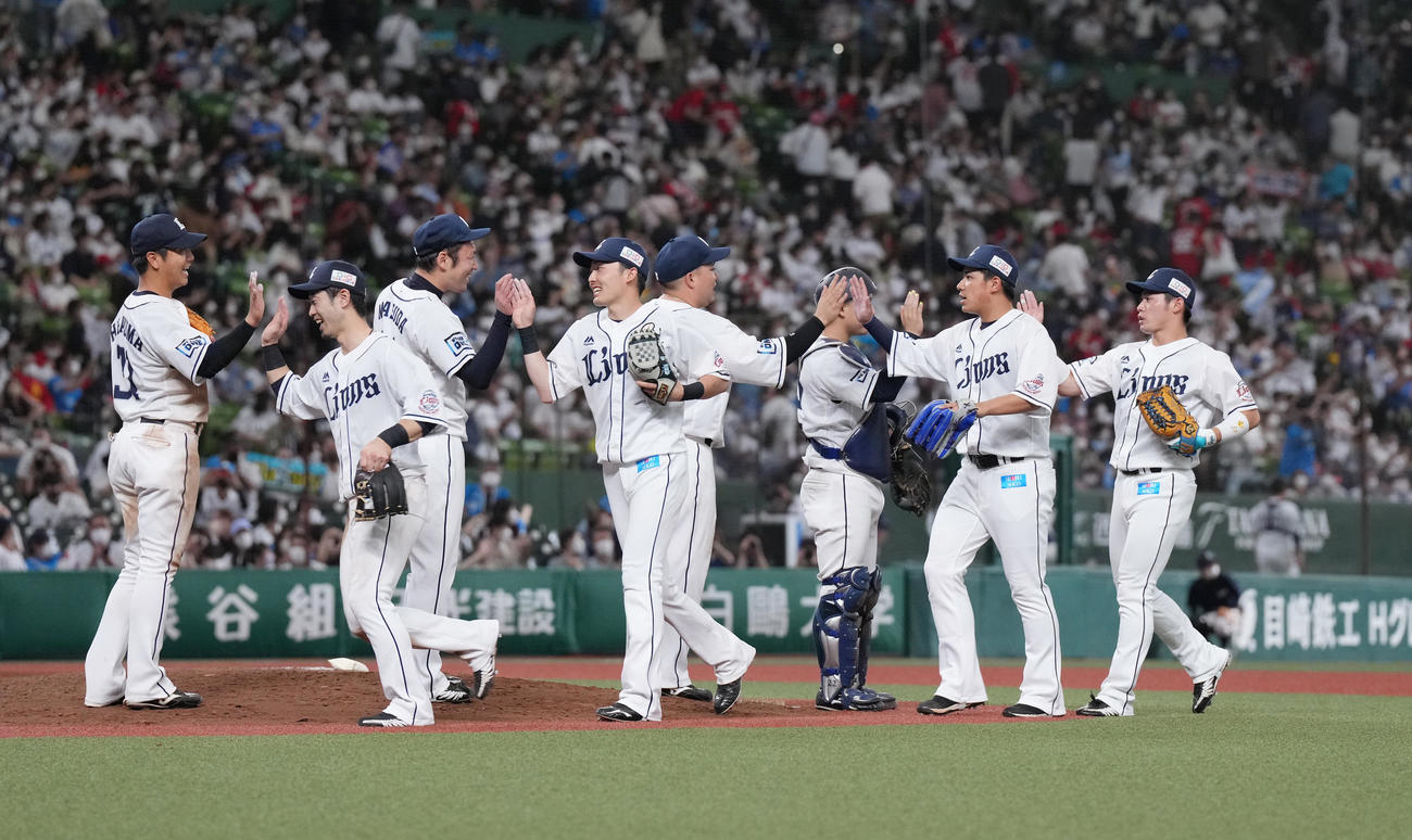 広島に勝利し、喜ぶ西武ナイン（撮影・菅敏）