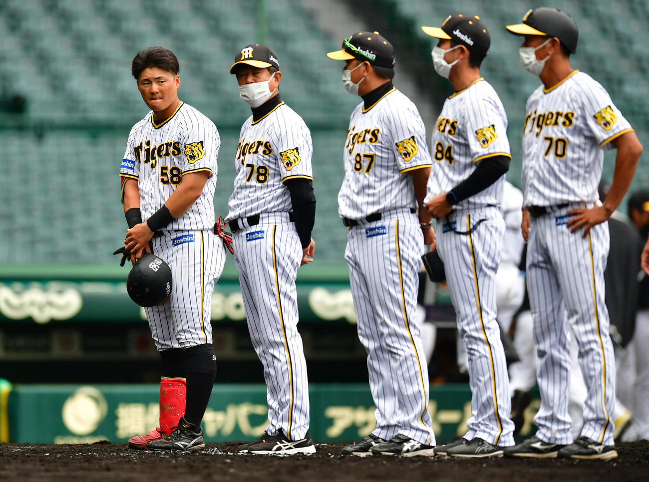 ウエスタン・リーグ阪神対ソフトバンク　試合後、チームを代表して阪神前川（左）がファンにあいさつする、左から2人目は平田勝男2軍監督（撮影・清水貴仁）