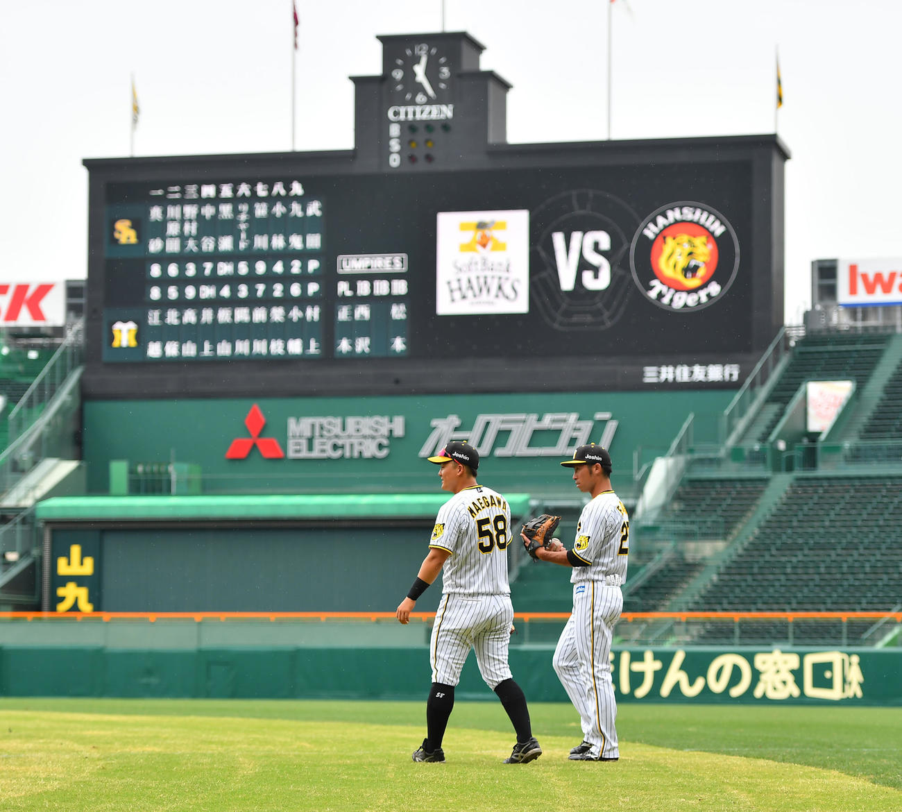 ウエスタン・リーグ阪神対ソフトバンク　試合開始を待つ阪神前川（左）と江越（撮影・清水貴仁）