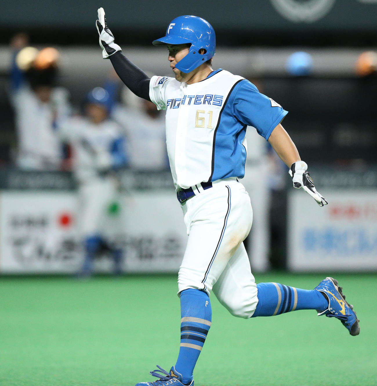 5回裏日本ハム1死二、三塁、石川亮の2ランスクイズで二塁から生還した今川（撮影・佐藤翔太）