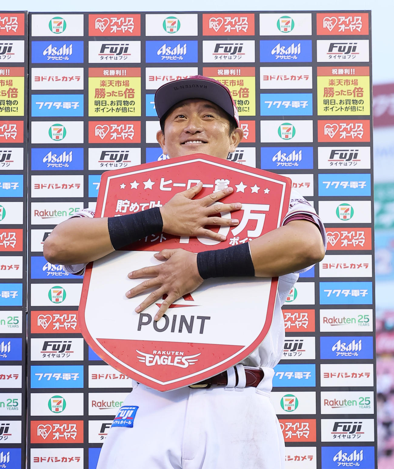 楽天対巨人　お立ち台でヒーロー賞の10万楽天ポイントを贈られパネルを抱きしめる楽天川島（撮影・足立雅史）