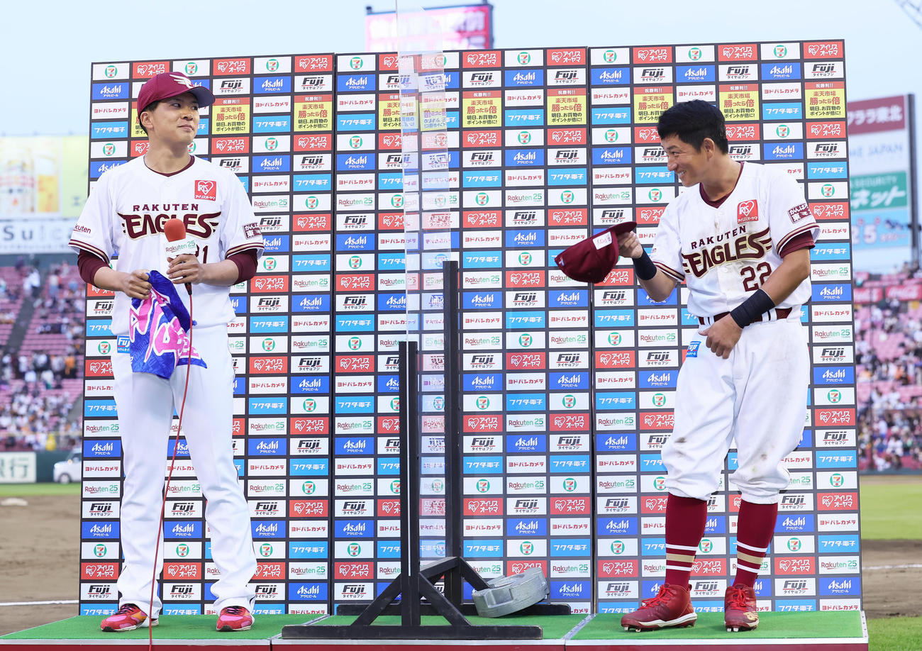 楽天対巨人　お立ち台で自身のタオルを楽天早川（左）にアピールしてもらい帽子を取ってお辞儀する川島（撮影・足立雅史）