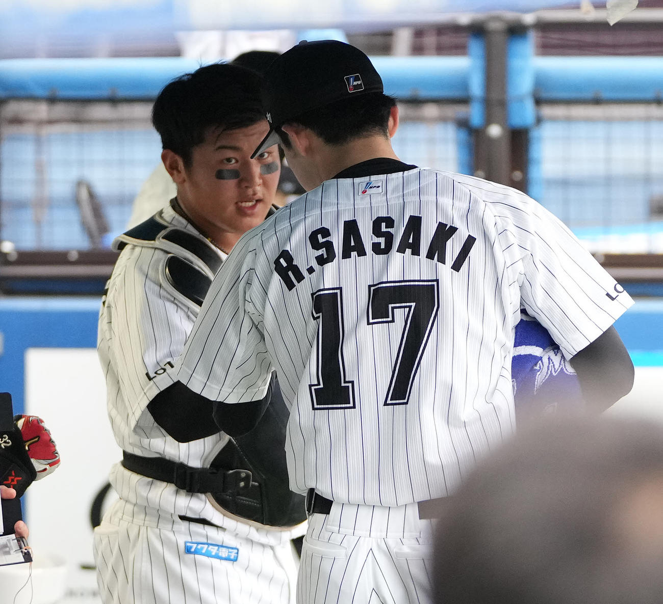 ロッテ対DeNA 8回表を終え、ベンチで松川（左）とタッチを交わすロッテ佐々木朗（撮影・鈴木みどり）