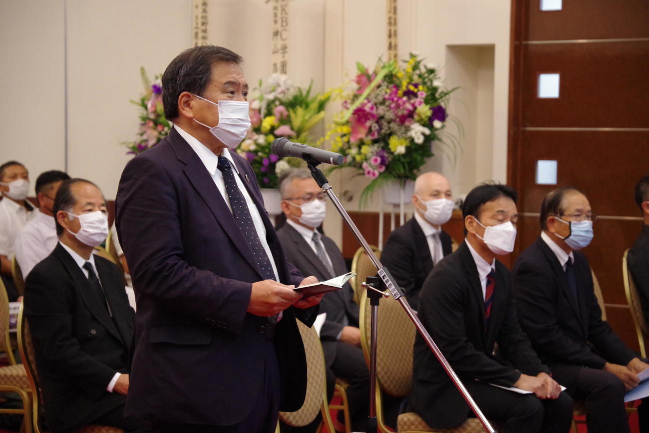 生前の比屋根吉信氏をしのんで挨拶をする日本高野連・宝会長