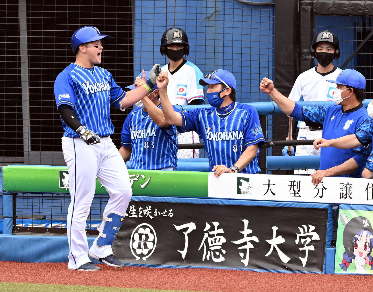 ロッテ対DeNA 2回表DeNA無死、右越えソロ本塁打を放った牧（左手前）は生還し三浦監督とタッチをかわす（撮影・滝沢徹郎）
