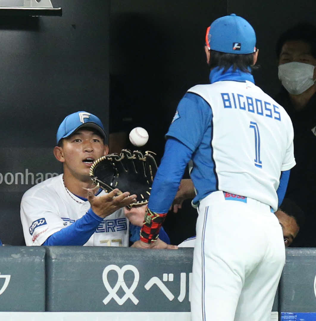 日本ハム対中日　日本ハム柿木（左後方）は新庄監督から初登板記念ボールを受け取る（撮影・佐藤翔太）