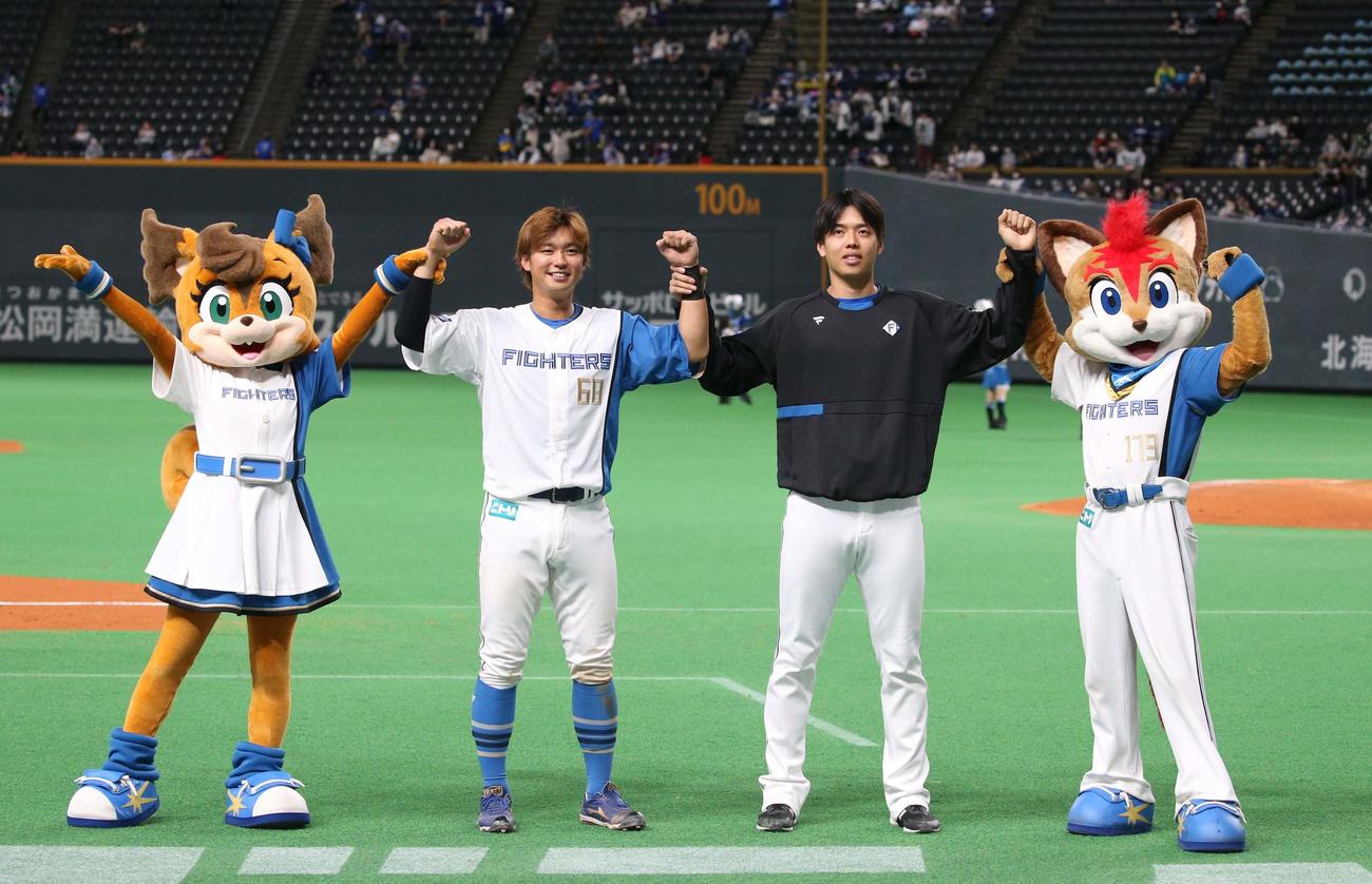 日本ハム対中日　試合後、ガッツポーズの石川亮（左）杉浦（撮影・黒川智章）