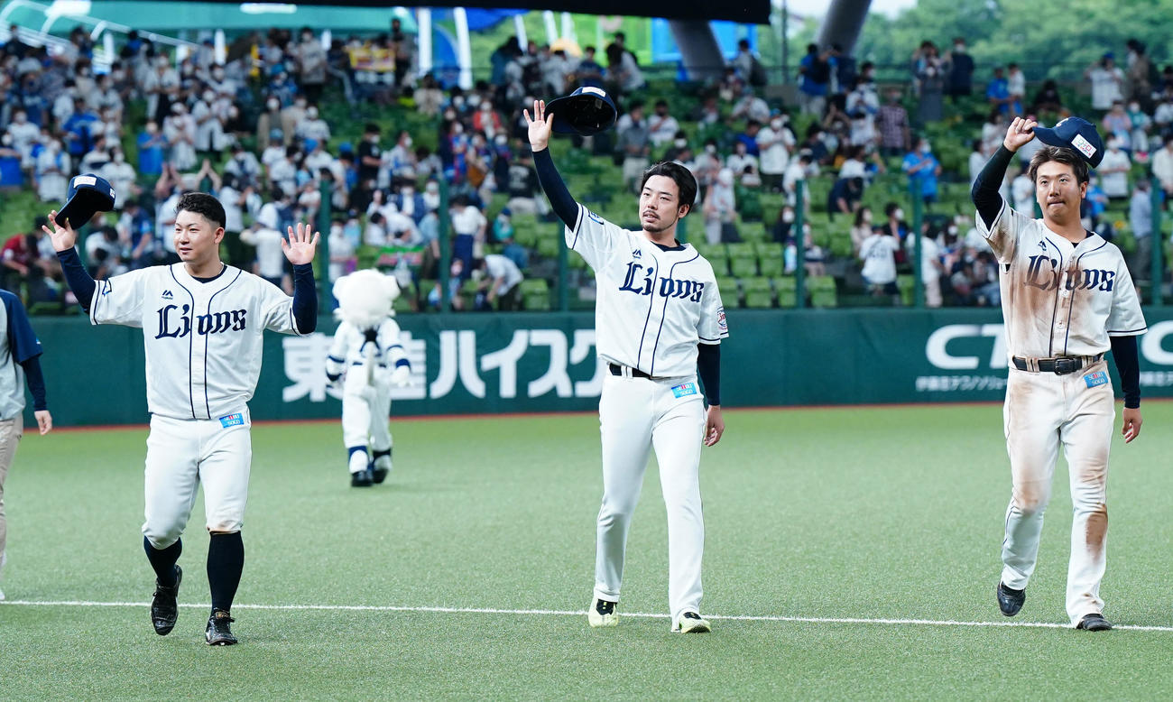 広島に勝利しファンの歓声に応える、左から古賀、本田、平沼（撮影・菅敏）