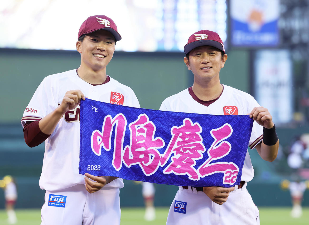 楽天対巨人　楽天川島（右）は自身のタオルを早川と手にし笑顔を見せる（撮影・足立雅史）