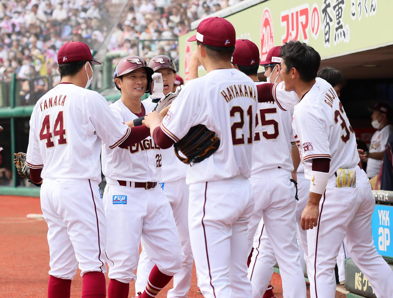 楽天対巨人　2回裏楽天2死二、三塁、左越え3点本塁打を放ち笑顔でタッチを交わす川島（左から2人目）（撮影・足立雅史）