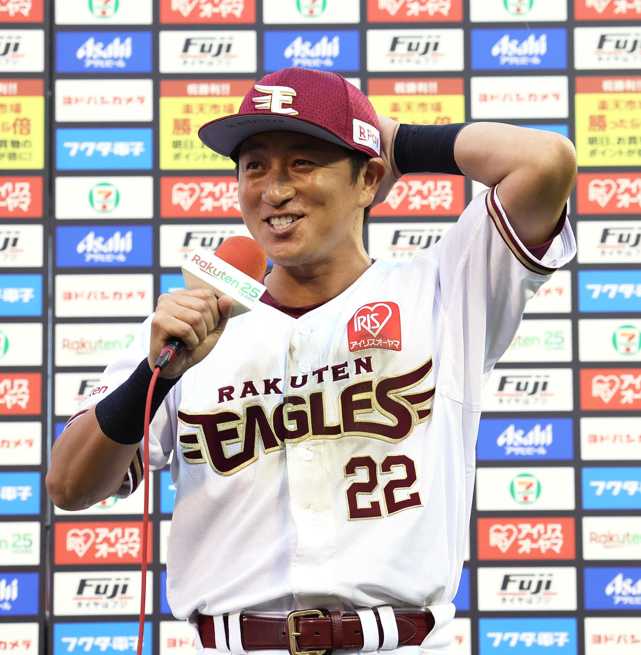 楽天対巨人　笑顔でヒーローインタビューに答える楽天川島（撮影・足立雅史）