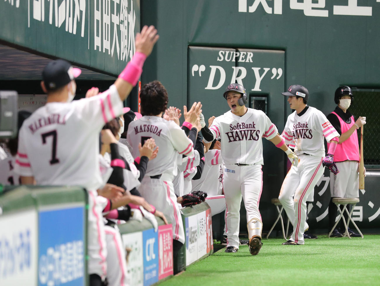 ソフトバンク対ヤクルト　1回裏ソフトバンク無死一塁、野村勇は中越えに先制となる2点本塁打を放ちナインとハイタッチ（撮影・梅根麻紀）