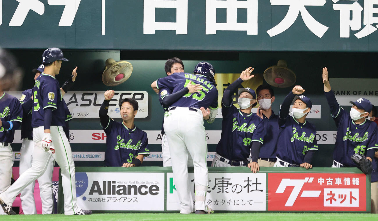 6回表ヤクルト2死満塁、右越え逆転本塁打の村上（中央手前）は、ベンチの山田（同奥）と抱き合って喜ぶ（撮影・梅根麻紀）