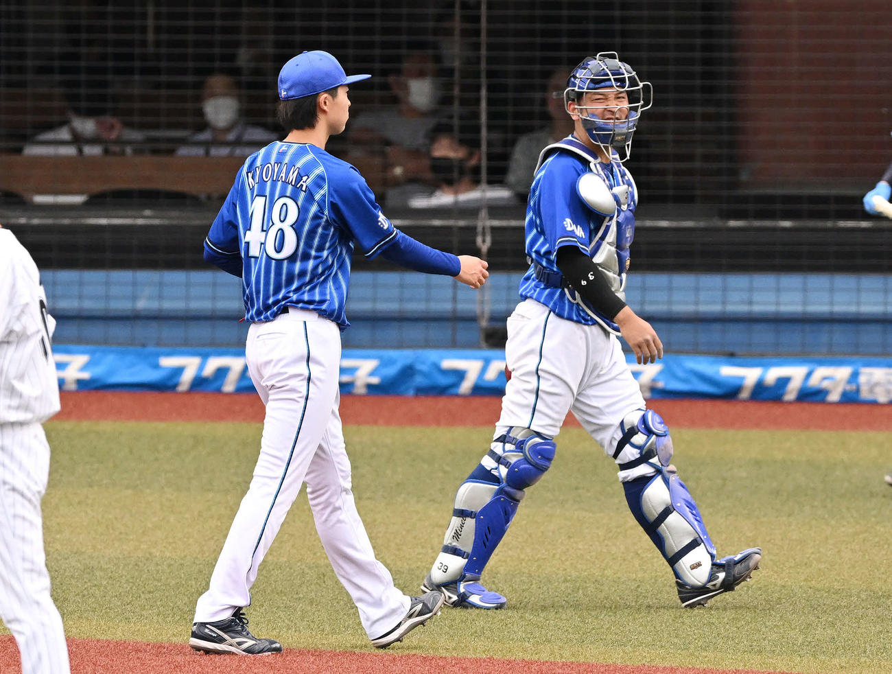 ロッテ対DeNA 6回を投げ終えたDeNA京山（左）は捕手嶺井と引き上げる（撮影・滝沢徹郎）