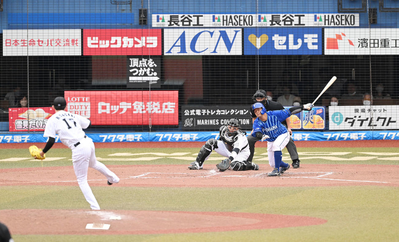 ロッテ対DeNA 5回表DeNA2死、空振り三振に倒れる嶺井。投手佐々木朗（撮影・滝沢徹郎）