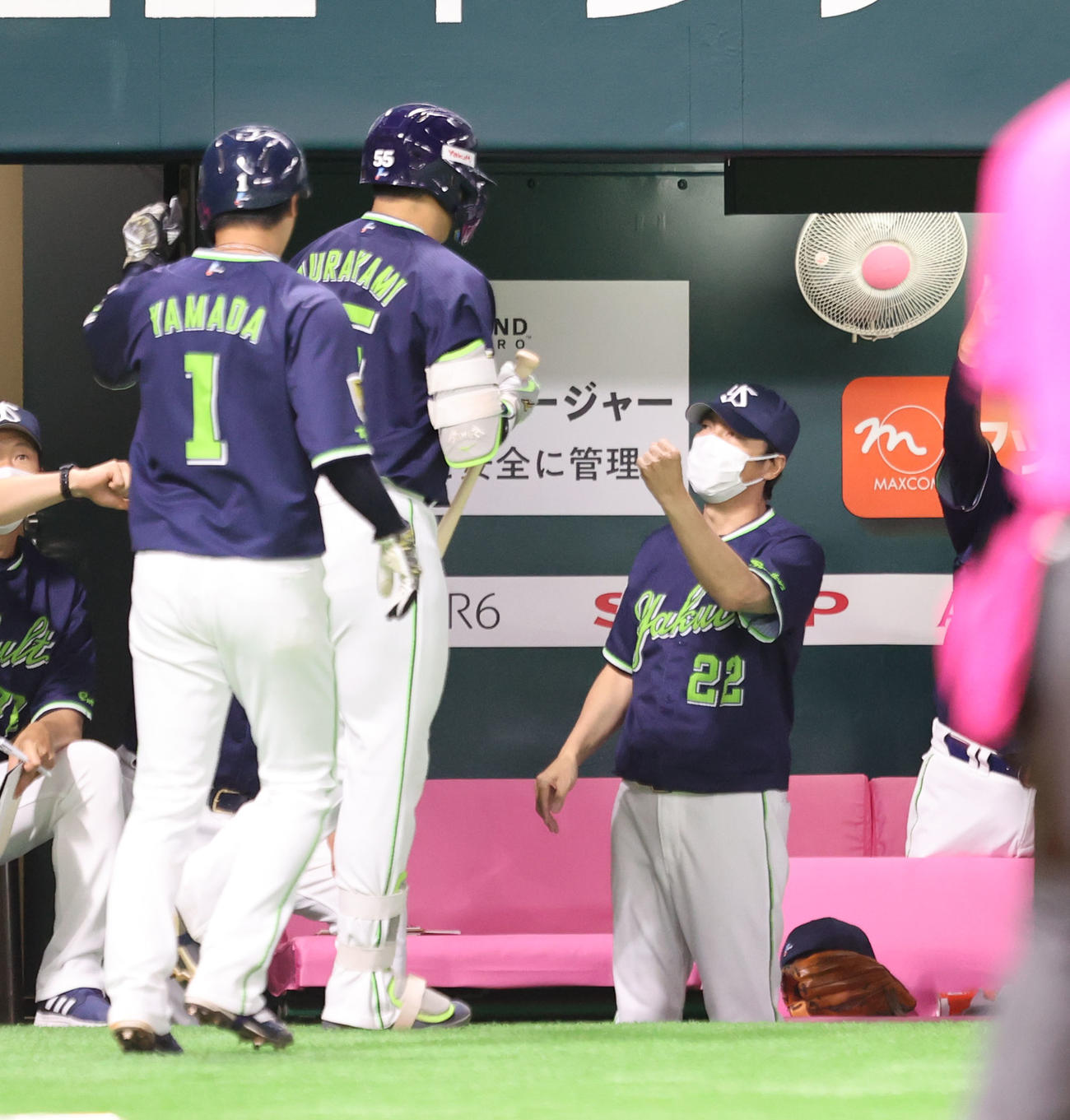 ソフトバンク対ヤクルト　5回表ヤクルト無死一塁、村上宗隆は左越えに2点本塁打を放つ、出迎える高津臣吾監督（撮影・梅根麻紀）