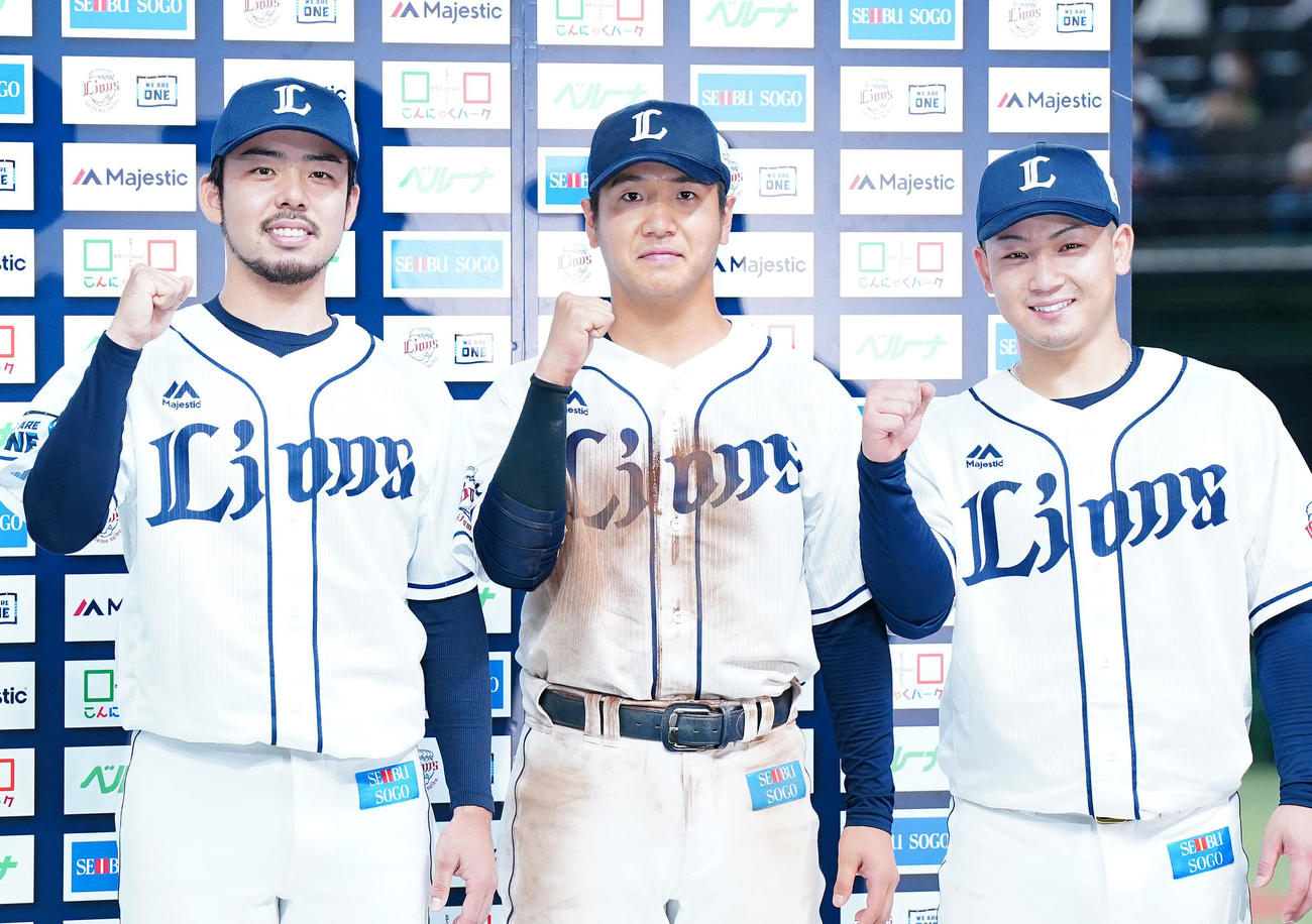 広島に勝利し、お立ち台の上でガッツポーズを見せる、左から本田、平沼、古賀（撮影・菅敏）