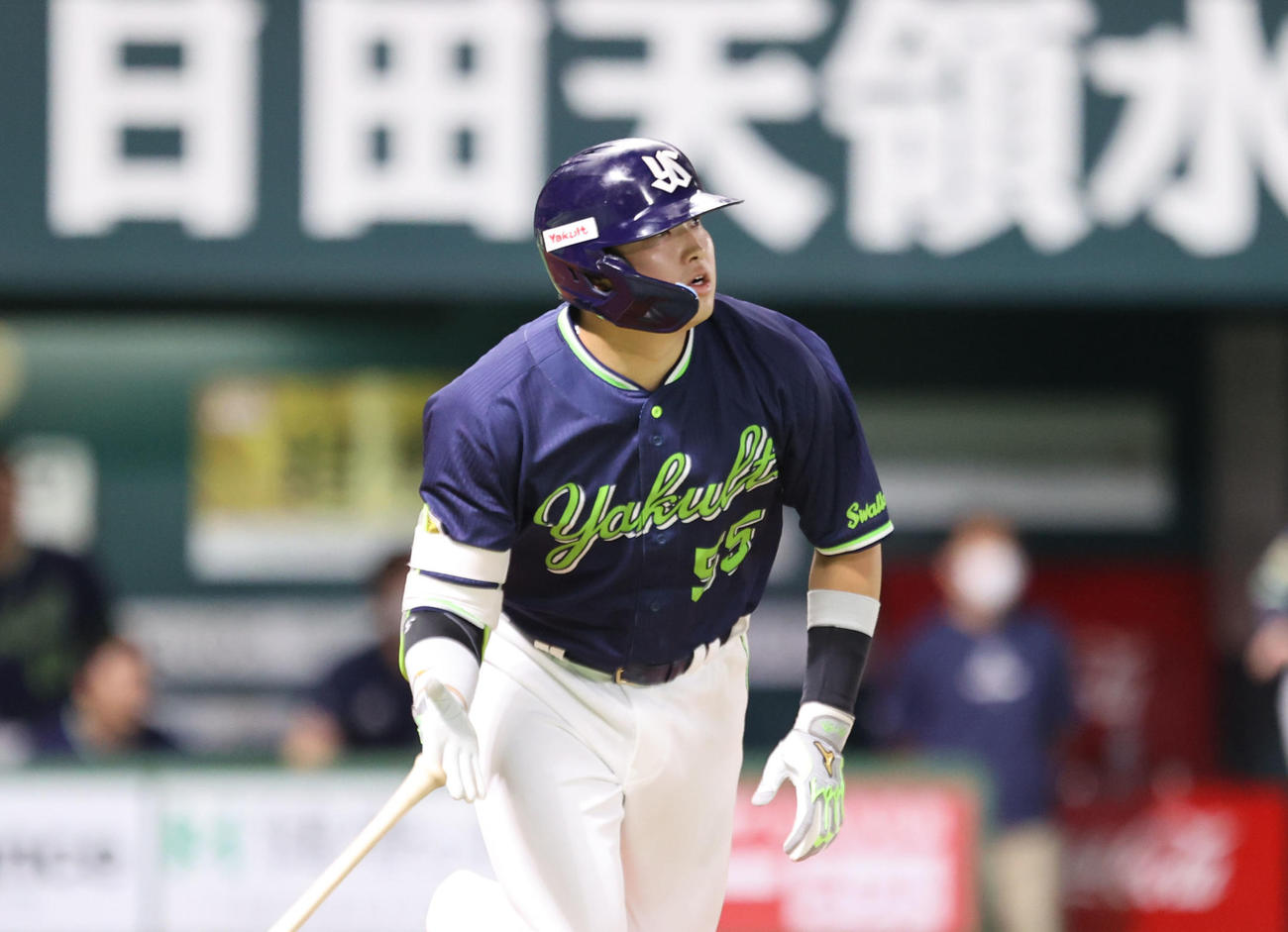 6回表ヤクルト2死満塁、村上宗隆は右越えに逆転となる満塁本塁打を放つ（撮影・梅根麻紀）