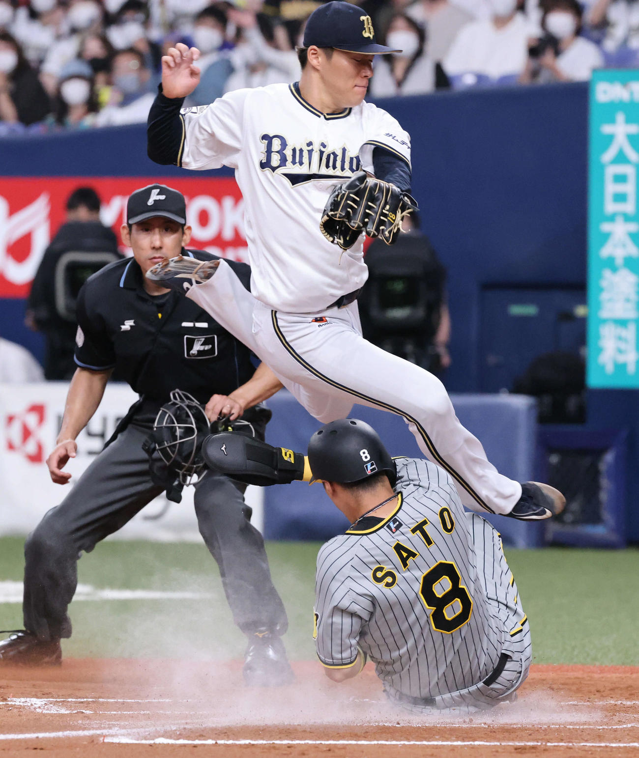オリックス対阪神　8回表阪神2死三塁、打者大山の時、山本（上）の暴投で三走佐藤輝が生還（撮影・加藤孝規）