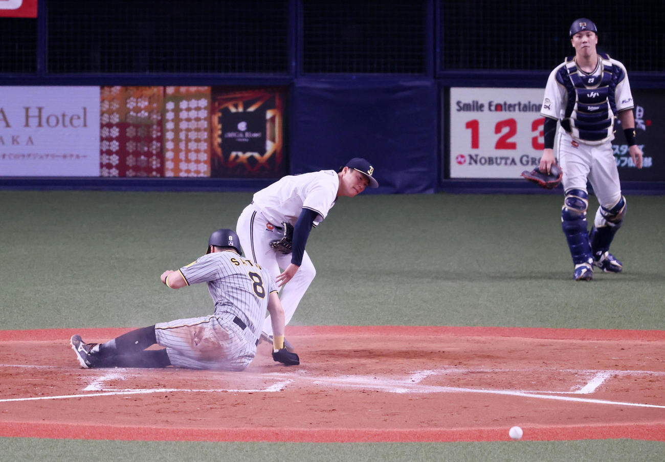 オリックス対阪神　8回表阪神2死三塁、打者大山のとき伏見がボールを後逸し三塁走者佐藤輝が生還。右は山本（撮影・加藤哉）