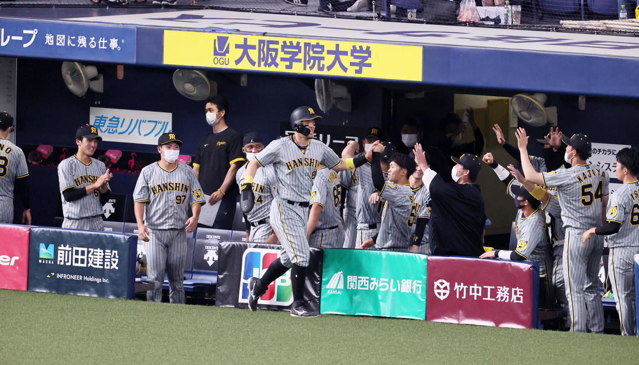 オリックス対阪神　8回表阪神2死三塁、パスボールで同点の生還を果たした佐藤輝を迎える阪神ナイン（撮影・加藤哉）